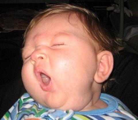 Funny-Baby-Yawning-Picture-3