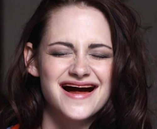 Kristen Stewart Can Also Smile